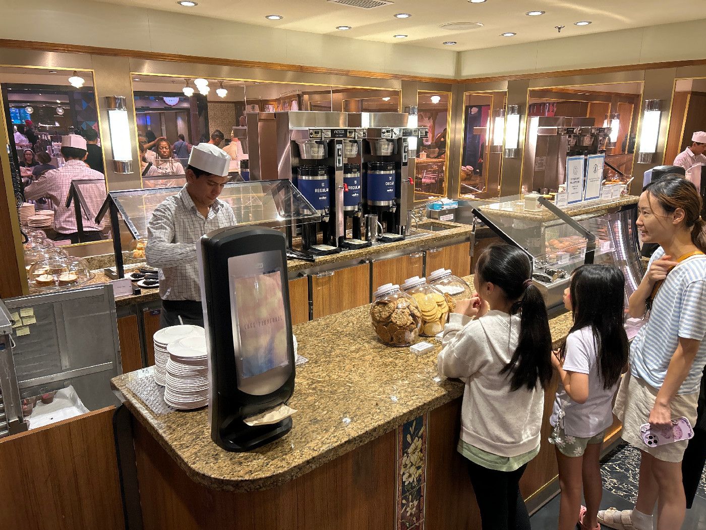 Café Promenade - Quantum of the Seas