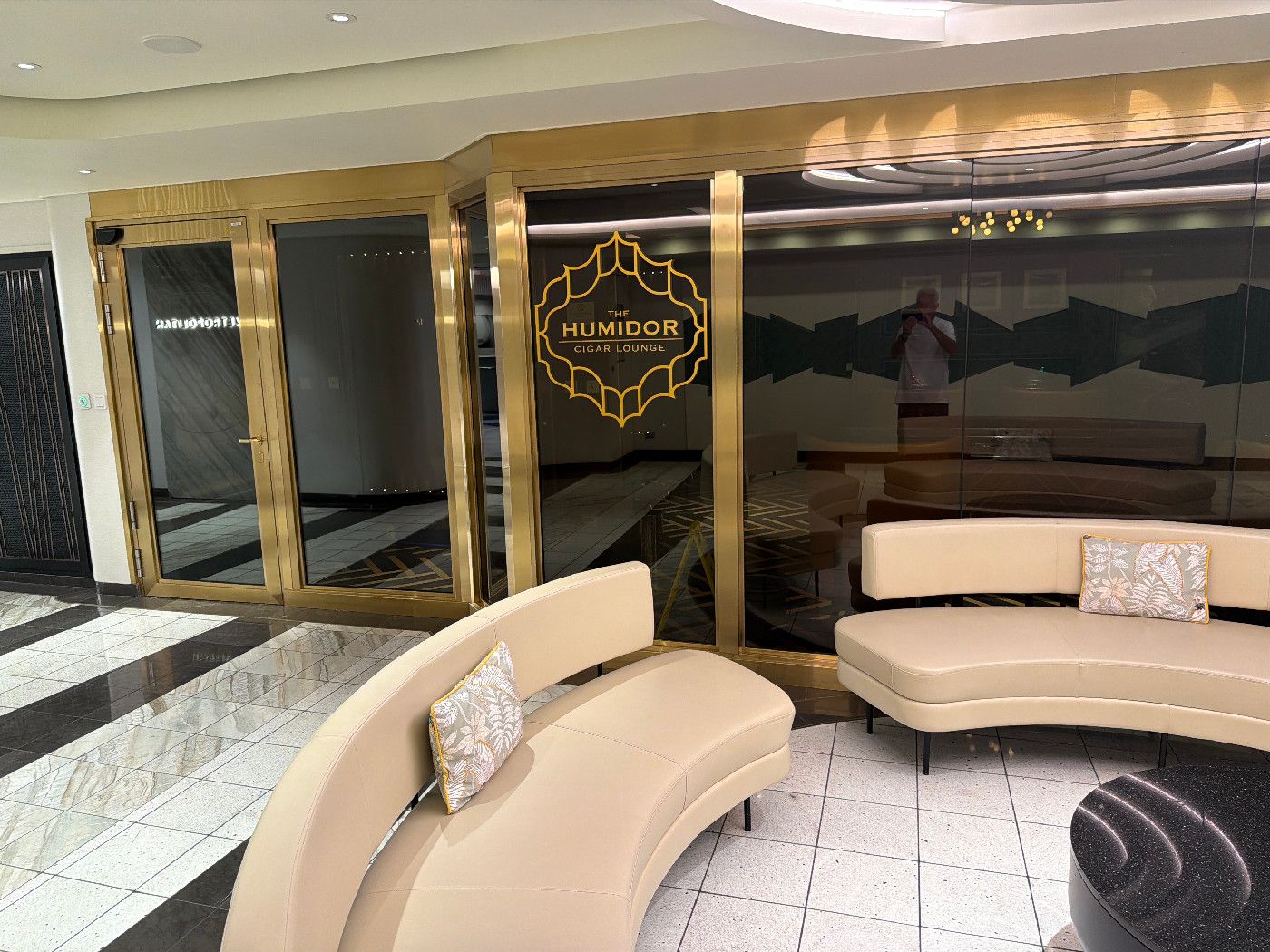The Humidor Cigar Lounge - Norwegian Prima