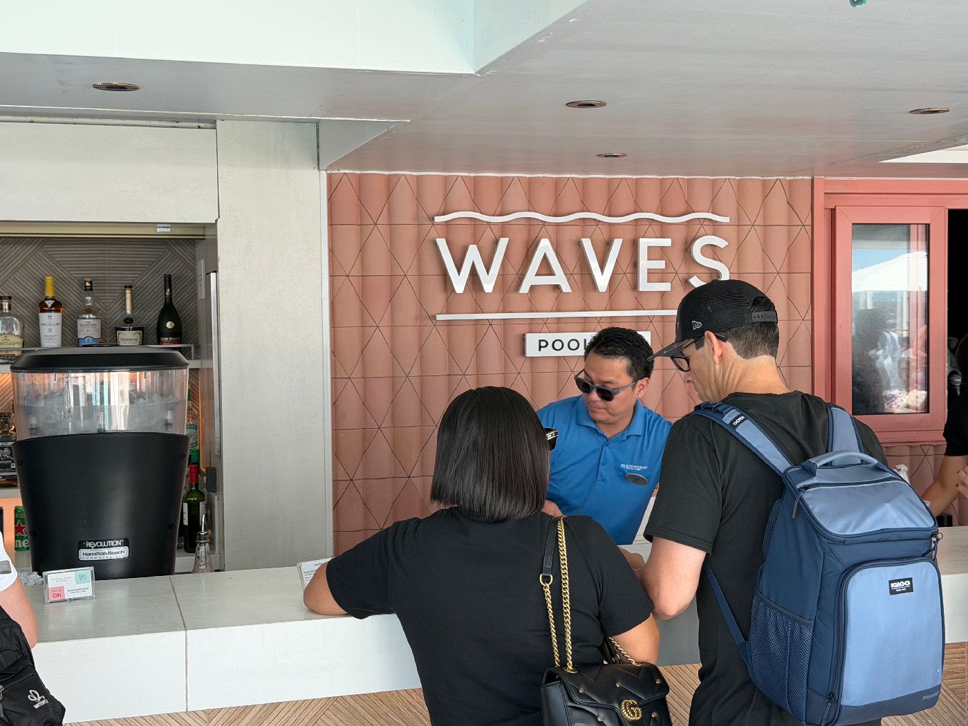 Waves Pool Bar - Norwegian Prima