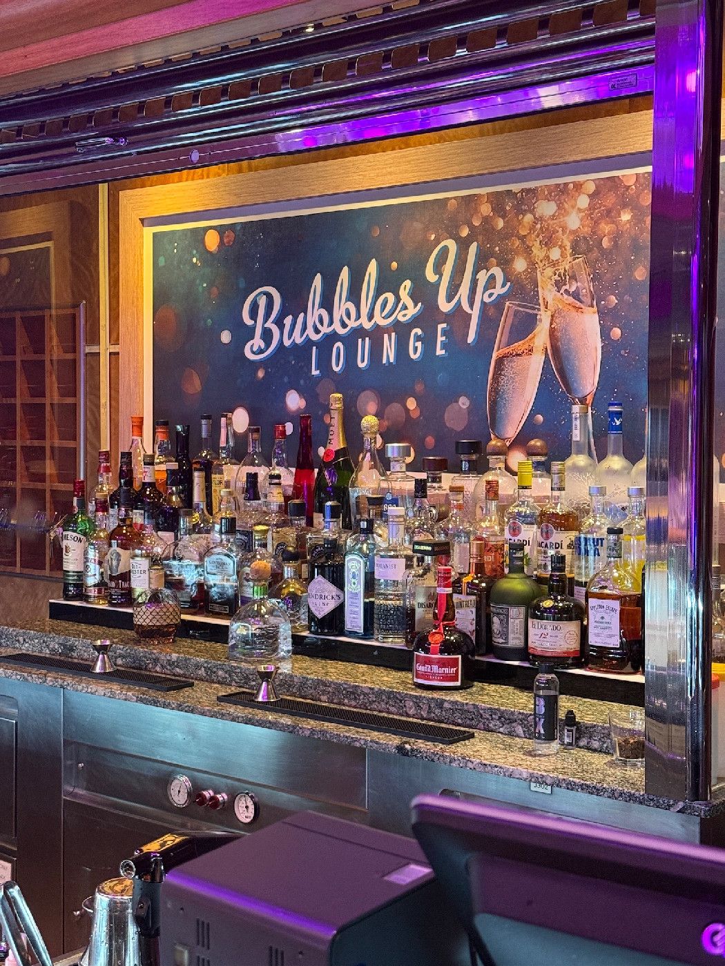 Bubbles Up Lounge - Margaritaville Islander