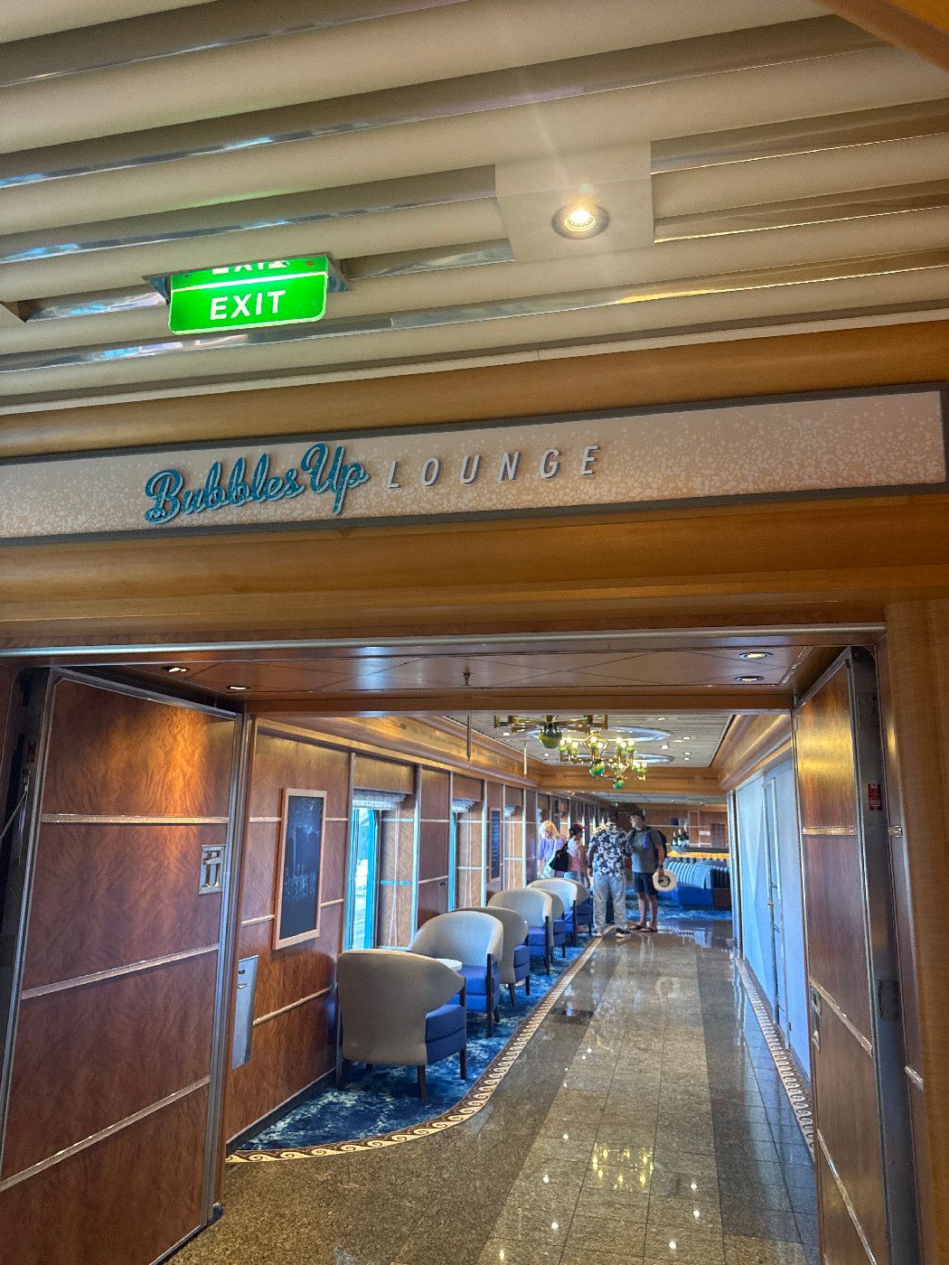 Bubbles Up Lounge - Margaritaville Islander